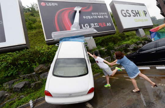 LG전자는 무선청소기 코드제로  A9을 알리기 위해 이색 옥외광고를 26일 선보였다. 이 광고는 코드제로 A9의 강력한 흡입력을 자동차를 빨아들이는 모습으로 형상화해 재치있게 표현했다. LG 코드제로 A9은 LG 청소기 중 최단 기간인 3주만에 국내 판매 1만대를 돌파했다. <LG전자 제공>